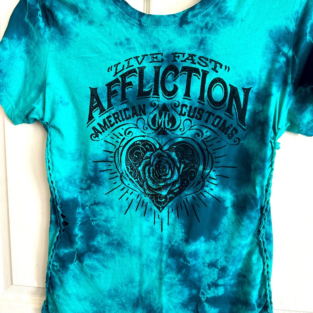Gently used women’s affliction shirt in a beautiful blue/green color medium